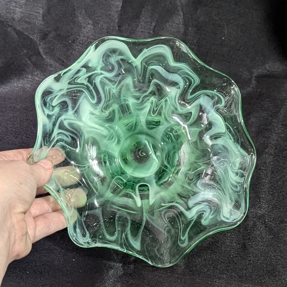 Vintage green glass ruffle pedestal bowl - unbranded - Picture 7 of 7